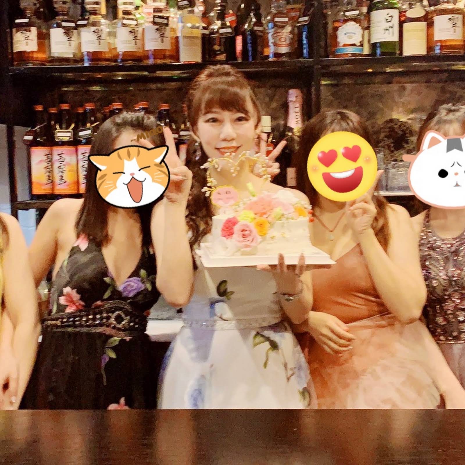 賑わう夜のカウンター